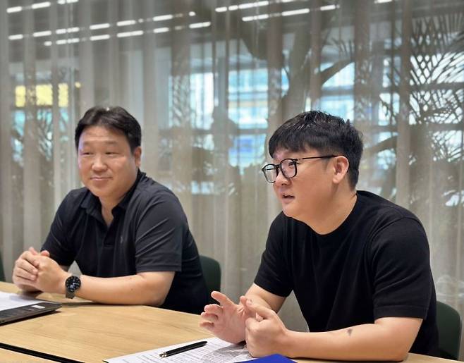 18일 경기도 성남시 판교테크원에서 김동하 현대차 차량구동제어개발2팀 책임연구원(왼쪽)과 김두현 차량구동제어개발1팀 책임연구원이 인터뷰를 하고 있다.