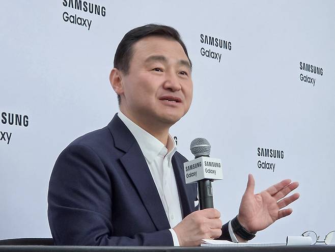 노태문 삼성전자 DX부문 대표이사 사장이 지난달 22일(현지 시각) 영국 런던에서 열린 '갤럭시 언팩 2026' 행사 직후 국내 기자간담회에서 발언하고 있다./삼성전자