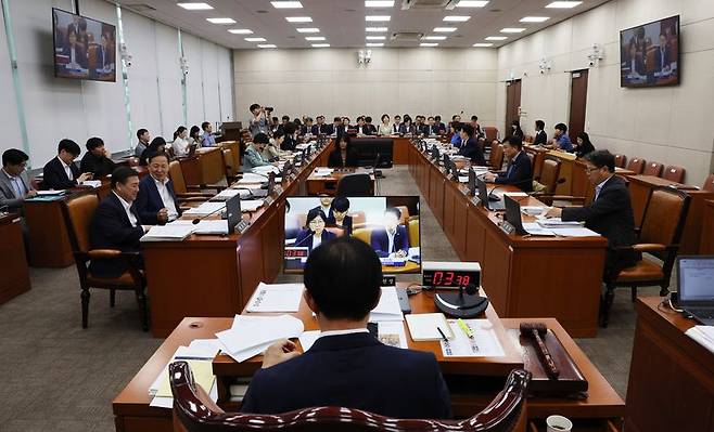 정은경 보건복지부 장관이 19일 서울 여의도 국회에서 열린 보건복지위원회 전체회의에서 의원 질의에 답변하고 있다. 뉴시스