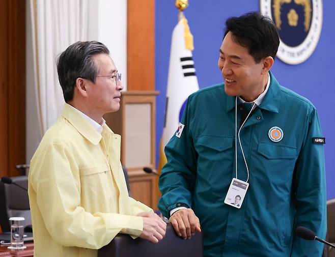 김용범 정책실장과 오세훈 서울시장이 지난 18일 청와대에서 열린 제1회 을지국무회의에서 대화를 하고 있다. 뉴스1