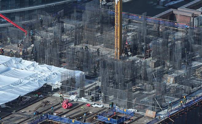 한 신축아파트 공사현장에서 노동자들이 작업하고 있다. 기사 내용과 직접적인 관련이 없는 사진. 뉴스1