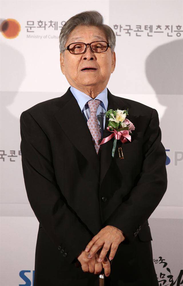 코미디언 고 구봉서씨가 2013년 11월 18일 서울 송파구 방이동에서 열린 '2013 대한민국 대중문화예술상 시상식에 참석해 포즈를 취하고 있다. 연합뉴스