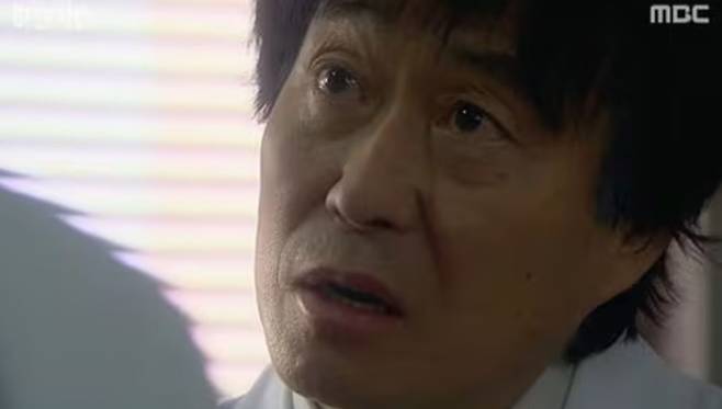 '하얀 거탑'에서 악당 부원장 역을 맡았던 배우 김창완. 이미지 좋던 중년 가수의 변신은 강렬한 인상과 화제를 불러 모았다. MBC 유튜브 캡처