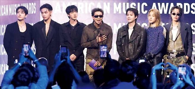 지난 5월 아메리칸뮤직어워즈(AMA)에서 ‘올해의 아티스트’ 포함 3관왕을 수상한 BTS. AFP연합뉴스