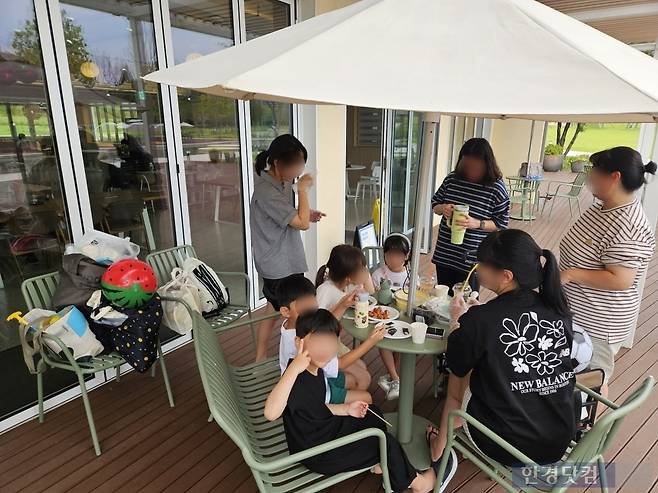 19일 오전 11시 서울 용산구 용산어린이정원 분수정원 앞에서 엄마들과 아이들이 물놀이장에서 놀기 전 점심 식사를 하고 있다. /사진=박수빈 기자