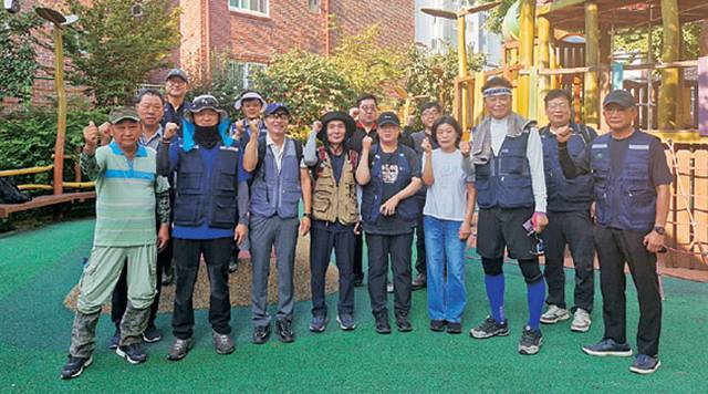 필자(앞줄 왼쪽 세 번째)와 은평구 시설관리공단 공공환경팀 팀원들이 공원 관리 업무에 앞서 파이팅을 외치고 있다.