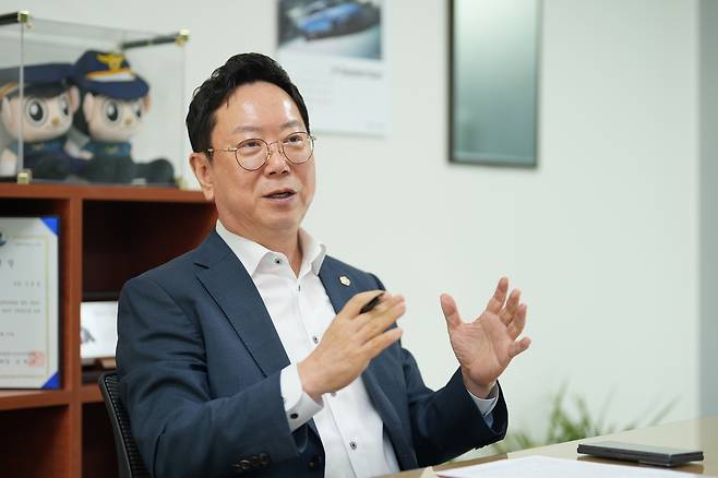 김광철 의원이 18일 서울시의회 의원회관에서 헤럴드경제와 인터뷰를 갖고 잠실관광특구의 체류형 관광거점 육성 구상을 설명하고 있다. 양정원 기자