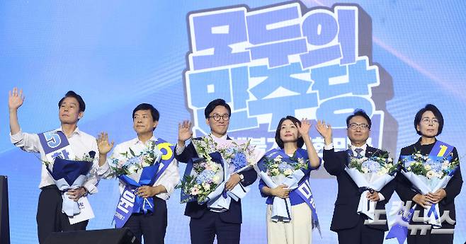 17일 대전 유성구 대전컨벤션센터 제2전시장에서 열린 더불어민주당 제3차 정기전국당원대회에서 선출된 김민석 당 대표와 최고위원들이 포즈를 취하고 있다. (왼쪽부터 한민수·이성윤 최고위원, 김민석 대표, 서미화·박선원·최민희 최고위원) 윤창원 기자