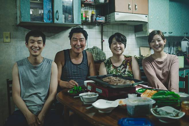 기생충 스틸컷. 네이버 제공