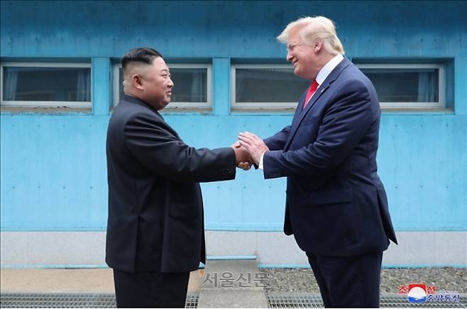 김정은 북한 국무위원장과 도널드 트럼프 미국 대통령이 6월 30일 판문점에서 만났다고 조선중앙통신이 1일 보도했다. 사진은 중앙통신이 홈페이지에 공개한 것으로, 군사분계선(MDL)을 사이에 두고 북미 정상이 손을 맞잡은 모습. 2019.7.1. 연합뉴스