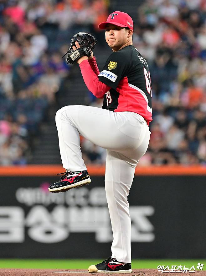 19일 오후 대전 한화생명 볼파크에서 열린 '2026 신한 SOL Bank KBO리그' KIA 타이거즈와 한화 이글스의 경기, 1회말 KIA 선발투수 시라카와가 공을 힘차게 던지고 있다. 대전, 김한준 기자