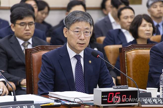 노경필 법원행정처장, 대법관 제청 과정 관련 질의 답변 (서울=연합뉴스) 황광모 기자 = 노경필 법원행정처장이 19일 국회에서 열린 법제사법위원회 전체 회의에 출석해 조희대 대법원장의 대법관 제청 과정과 관련한 의원들의 질의에 답하고 있다. 2026.8.19 hkmpooh@yna.co.kr