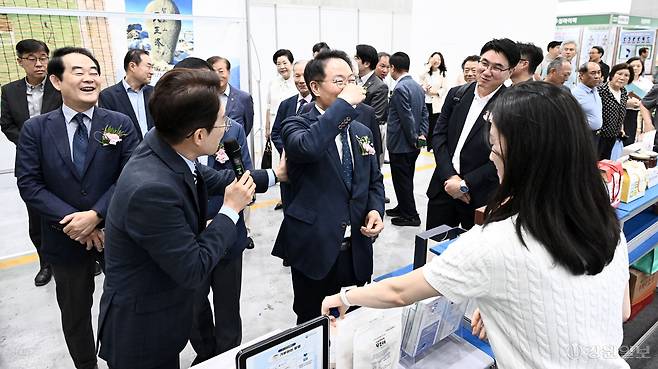 20일 수원컨벤션센터에서 열린 2026 고향사랑기부 박람회에서 허영 국회의원이 음료를 맛보고 있다. 신세희기자