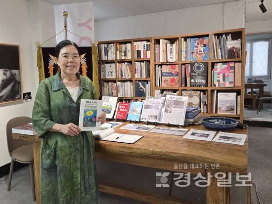 ▲ 지난 14일 찾은 울산 중구 다운동 윤아트 갤러리에서 정윤숙 서양화가가 이번 전시와 그동안 진행한 개인전에 대해 설명하고 있다.