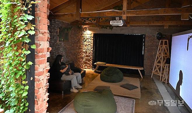 문화·전시·체험 공간으로 자리잡은 양림동 호랑가시나무 아트폴리곤 내부에서 한 관람객이 미디어 전시물을 관람하고 있다. /무등일보 DB