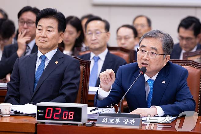 조현 외교부 장관과 정동영 통일부 장관이 19일 서울 여의도 국회에서 열린 제438회 국회(임시회) 외교통일위원회 제2차 전체회의에 출석해 의원 질의에 답하고 있다. 2026.8.19 ⓒ 뉴스1 유승관 기자