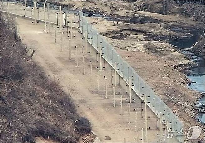 북한군이 전기철책 설치를 하는 모습. (합동참모본부 제공) 2024.12.23 ⓒ 뉴스1