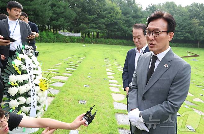 김민석 더불어민주당 대표가 20일 오전 세종시 은하수공원에 안장된 고(故) 이해찬 전 국무총리의 묘역을 찾아 참배한 뒤 발언하고 있다. 2026.8.20 ⓒ 뉴스1 김기남 기자