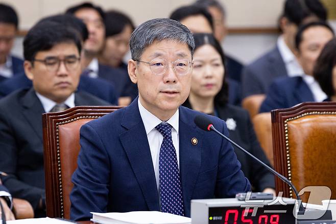 노경필 법원행정처장이 19일 서울 여의도 국회에서 열린 제438회 국회(임시회) 법제사법위원회 제1차 전체회의에 출석해 의원 질의에 답하고 있다. 2026.8.19 ⓒ 뉴스1 유승관 기자