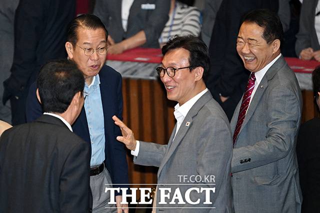 김민석 더불어민주당 대표(왼쪽 세 번째)가 20일 오후 서울 여의도 국회에서 열린 제438회 국회(임시회) 제1차 본회의에서 국민의힘 의원들과 인사를 나누고 있다./국회=남용희 기자