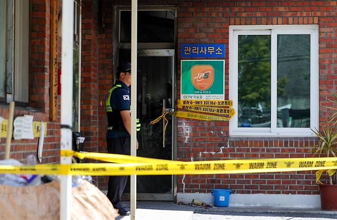 7월 24일 경북 경산시 사동의 한 아파트 관리사무소 방화 사건 현장 출입이 통제돼 있다. 경산=뉴시스