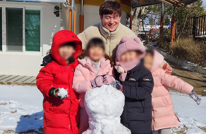 아이들과 즐거운 시간을 보내고 있는 故 양성우 선생님 (가족 제공)