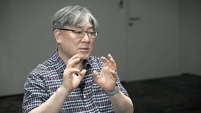 지난달 23일 김현수 명지병원 정신건강의학과 전문의가 중앙일보 VOICE 시리즈와 인터뷰하고 있다. 김 교수는 경기도 정신건강복지센터장, 서울시 자살예방센터장을 지내며 게임중독, 학교폭력 등 청소년, 청년의 정신 건강 관련 활동을 꾸준히 해왔다. 『괴물부모의 탄생』 『극우청년의 심리적 탄생』 『요즘 아이들 마음고생의 비밀』 등 여러 책을 펴냈다.