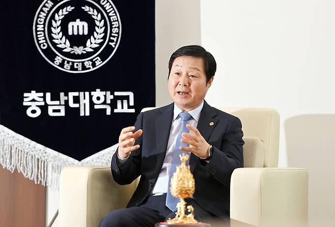 김정겸 충남대 총장이 18일 오후 대전 유성구 충남대 총장실에서 대학의 산학협력과 지역거점대의 역할 등에 대해 이야기하고 있다. 김성태 객원기자