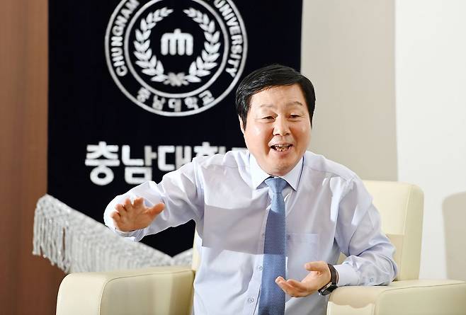 김정겸 충남대 총장이 18일 오후 대전 유성구 충남대 총장실에서 대학의 산학협력과 거점국립대의 역할 등에 대해 이야기하고 있다. 김성태 객원기자