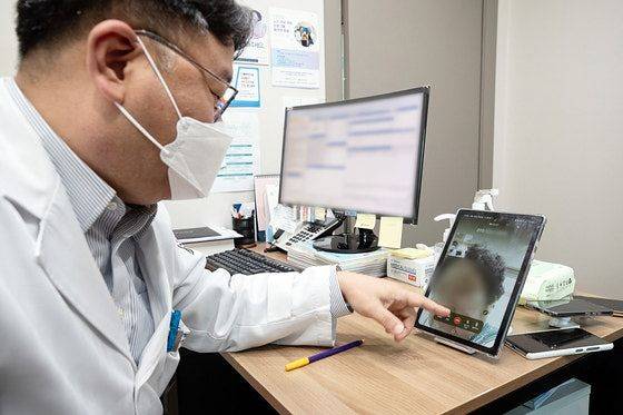 2023년 5월 서울 도봉구 한 의원에서 비대면진료 시범사업과 관련해 비대면 진료 과정이 취재진에 시연되고 있다. 사진 보건복지부