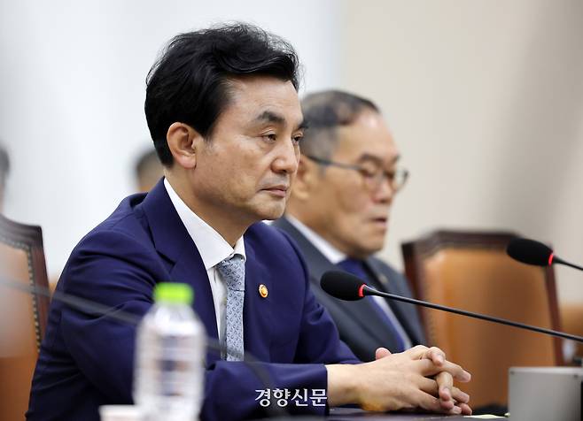 안규백 국방부 장관(왼쪽)이 20일 국회 국방위 전체회의에서 무거운 표정으로 질의를 듣고 있다. 박민규 선임기자