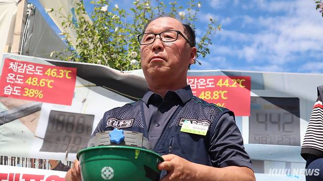 지난 11일 임대성(60)씨가 서울 영등포구 국회 정문 앞에서 폭염기 임금보전을 요구하고 있다. 유정민 기자