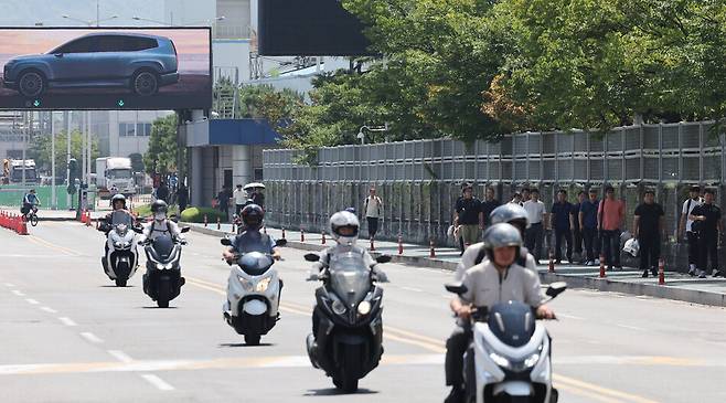 20일 현대자동차 울산공장 오전조 근무자들이 4시간 부분파업으로 일찍 퇴근하고 있다. 연합뉴스
