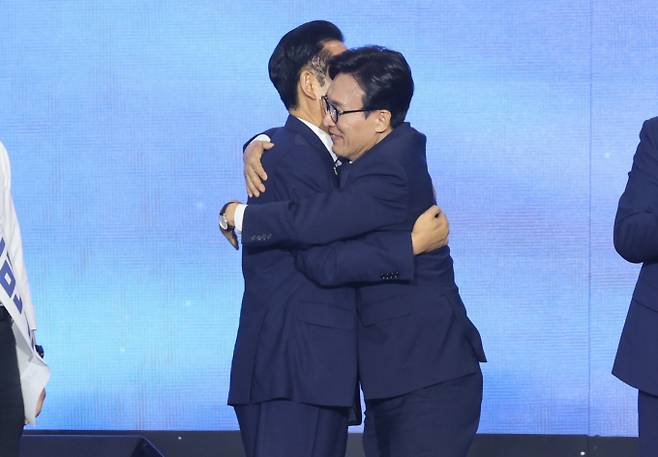 김민석 더불어민주당 신임 대표가 지난 17일 대전 유성구 대전컨벤션센터(DCC) 제2전시장에서 열린 제3차 정기전국당원대회에서 정청래 후보와 포옹을 하고 있다. /사진=뉴스1
