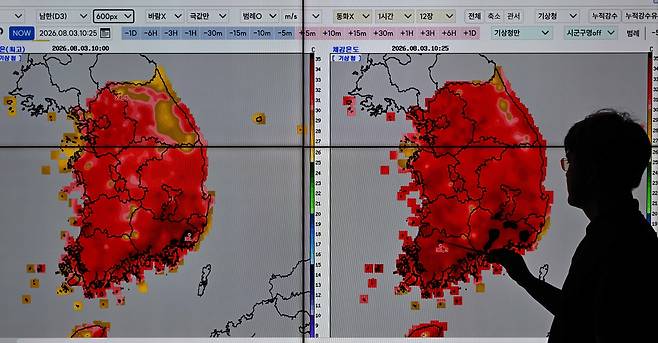 서울 동작구 기상청에서 예보관이 현재 기온과 체감온도를 보여주는 화면을 살펴보고 있다. 이상섭 기자