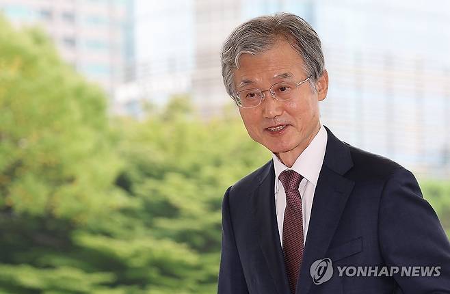 취재진 바라보는 조희대 대법원장 (서울=연합뉴스) 서명곤 기자 = 조희대 대법원장이 20일 서울 서초구 대법원으로 출근하고 있다.
국회 법제사법위원회는 지난 19일 전체회의에서 조희대 대법원장 출석 요구 안건을 더불어민주당 주도로 의결했다. 2026.8.20 seephoto@yna.co.kr