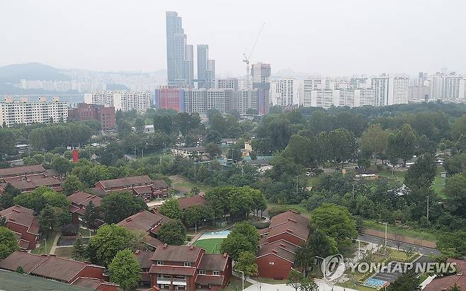 용산공원 장교숙소 개발 가능성은? (서울=연합뉴스) 김성민 기자 = 김윤덕 국토교통부 장관과 오세훈 서울시장이 20일 만나 용산공원을 활용한 주택 공급 등 서울 주택 문제를 협의한다. 더불어민주당은 용산공원 주택 공급과 관련해 당 차원의 여론조사 추진을 검토 중이다.
사진은 이날 서울 용산구 용산공원 내 장교숙소 5단지의 모습. 2026.8.20 ksm7976@yna.co.kr