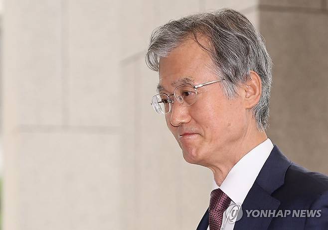 대법원 들어서는 조희대 대법원장 (서울=연합뉴스) 서명곤 기자 = 조희대 대법원장이 20일 서울 서초구 대법원으로 출근하고 있다.
국회 법제사법위원회는 지난 19일 전체회의에서 조희대 대법원장 출석 요구 안건을 더불어민주당 주도로 의결했다. 2026.8.20 seephoto@yna.co.kr