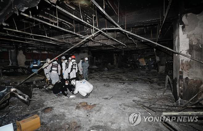 청주 산부인과 화재 현장 합동감식 (청주=연합뉴스) 천경환 기자 = 4일 오전 국립과학수사연구원과 경찰 등이 지난달 29일 화재가 발생한 충북 청주시의 한 산부인과에서 합동 감식을 하고 있다. 2022.4.4 kw@yna.co.kr