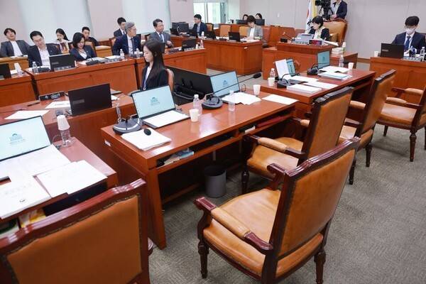 21일 국회 법제사법위원회 전체회의에서 위원장인 서영교 더불어민주당 의원이 조희대 대법원장과 노경필 법원행정처장에 대한 증인 출석 요구의 건을 의결한 뒤 산회를 선언하고 있다. 국민의힘 법사위원들은 증인 출석 요구의 건 처리에 반대하며 퇴장했다. 연합뉴스