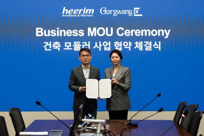 희림과 거광기업은 ‘설계·제작 통합 모듈러 사업을 위한 신규법인 설립 MOU를 체결했다. <왼쪽부터 정영균 희림 회장, 문은경 거광기업 대표>(사진제공 = 희림)