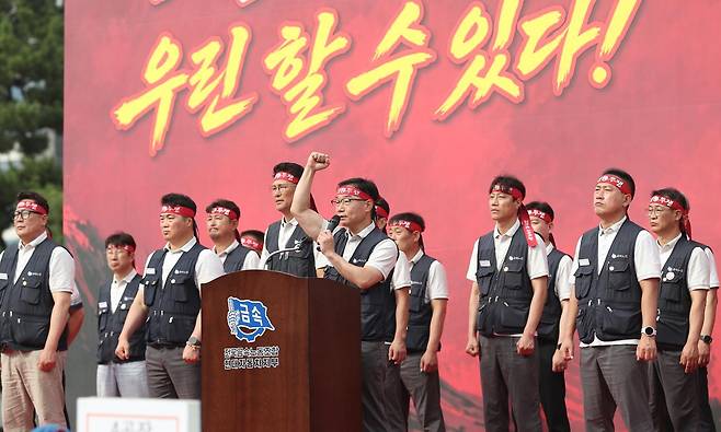 이종철 현대차 노조 지부장이 지난 6월 30일 현대차 울산공장에서 가진 2026년 단체교섭 투쟁 승리를 위한 중앙쟁의대책위원회 출범식 및 전 조합원 결의대회에서 투쟁사를 하고 있다. 2026.6.30 ⓒ 뉴스1
