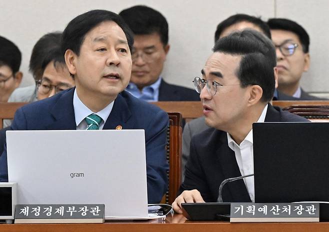 구윤철(왼쪽) 부총리 겸 재정경제부 장관과 박홍근 기획예산처 장관이 20일 국회에서 열린 재정경제기획위원회 전체 회의에 참석해 대화하고 있다. 서재훈 기자