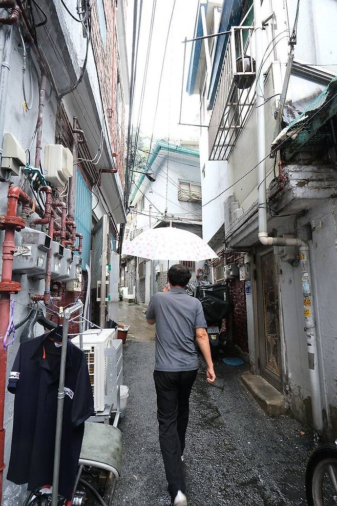 지난 17일 찾은 창신 6길 쪽 골목. 비오는 날엔 곰팡이 등으로 인한 악취가 올라온다. 최혜리 기자
