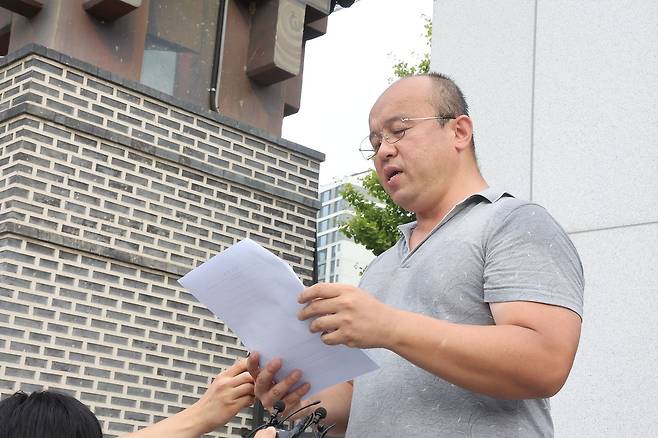 민경권 대한민국주주운동본부 대표가 지난 19일 경기남부청 앞에서 삼성전자·SK하이닉스의 임금단체협상과 성과급 책정과 관련해 입장을 발표하고 있다. 민 대표는 영업이익에 비례한 성과급 책정이 위법하다며 주주환원책 필요성을 강조했다.