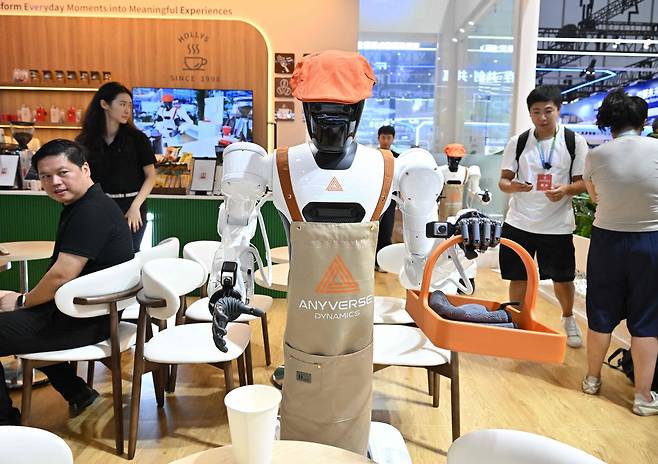 20일 베이징 2026 세계로봇대회에 출품된 한 로봇이 레스토랑 서빙을 선보이고 있다./AFP