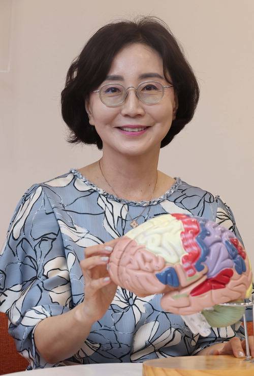 묵인희 서울대 의대 교수가 뇌 모형을 활용해 치매 신약을 설명하고 있다. 한주형 기자