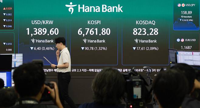 한국거래소와 금융당국이 조기 도입한 시가총액 상장폐지 기준을 둘러싸고, 상장사들과 법정 공방 1라운드가 시작됐다. 21일 코스피·코스닥 지수는 미국 국채금리 상승과 월마트 실적 부진 여파로 하락세로 출발했다. 이날 오전 서울 중구 하나은행 딜링룸에 코스피 등 주요 지수가 표시돼 있다. 윤창빈 기자