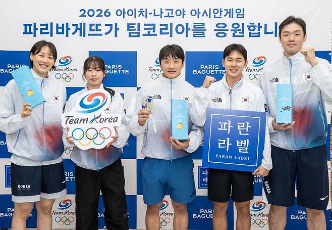19일 충북 진천 국가대표선수촌에서 대한민국 국가대표 선수단 '팀코리아 (Team Korea)'의 (왼쪽부터)강이슬(농구), 임애지(복싱), 이준환(유도), 전웅태(근대5종), 이승현(농구) 선수가 기념촬영을 하고 있다. (사진=파리바게뜨 제공) *재판매 및 DB 금지