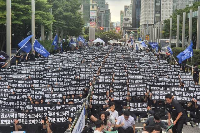 ▲삼성전자 동행노조가 21일 삼성전자 서초사옥 앞에서 1인당 자사주 1000주 지급 등을 요구하며 집회를 열고 있다. ⓒ프레시안(최용락)